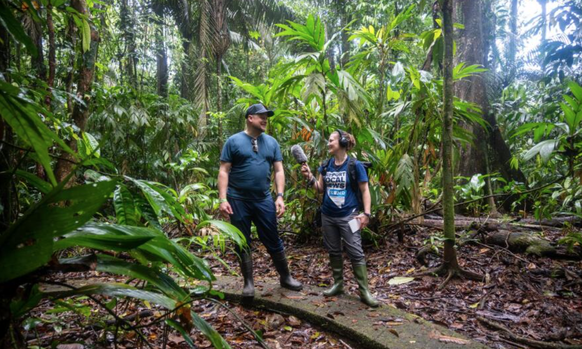A reporter interviews a researcher in the jungle in Costa Rica