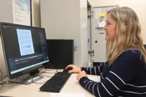 researcher laura crosswell works in the eye tracking lab at UNR